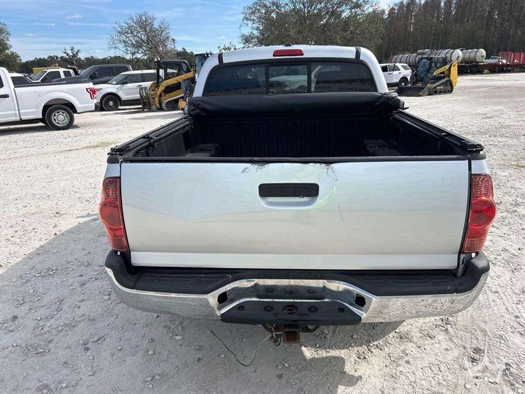 2010-toyota-tacoma-image-19