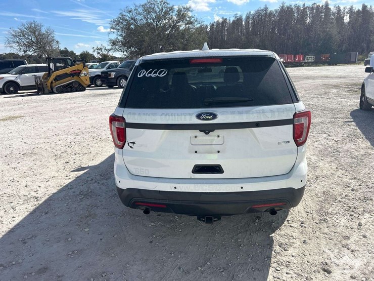 2016-ford-explorer-image-19