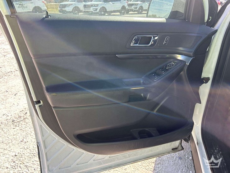 2015-ford-explorer-image-11