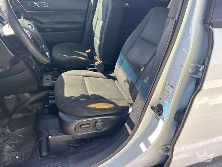 2016-ford-explorer-image-13