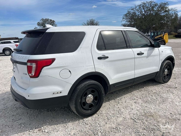 2016-ford-explorer-image-3