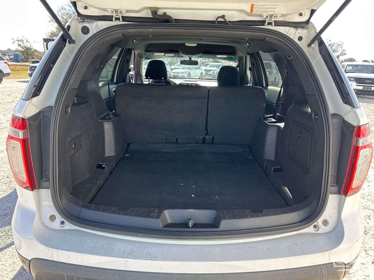 2015-ford-explorer-image-21