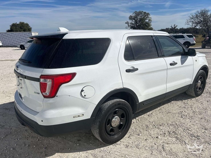 2016-ford-explorer-image-3