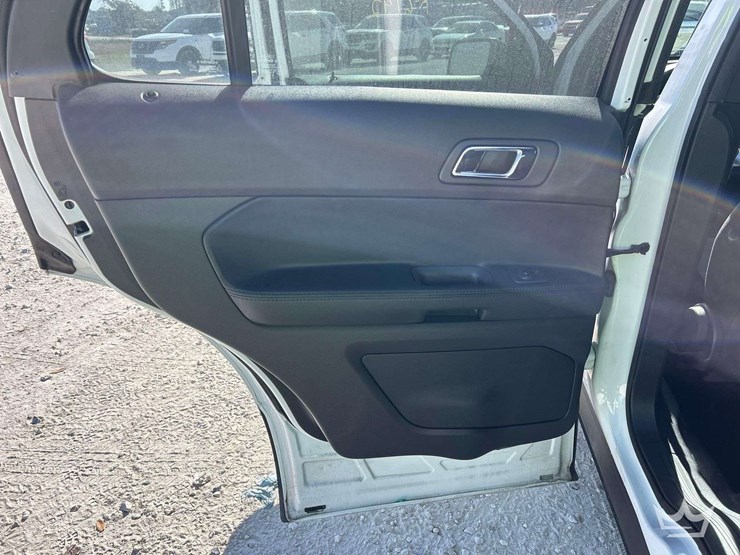 2015-ford-explorer-image-19