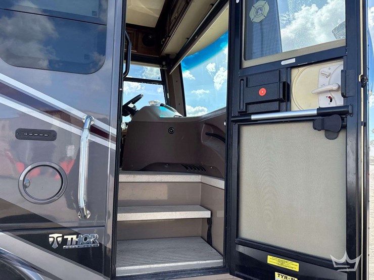 2018-freightliner-thor-venetian-400xcr-a40-41ft.-class-a-motorhome-image-17