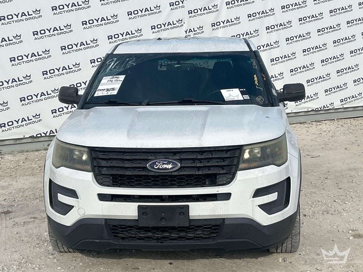 2016-ford-explorer-image-21