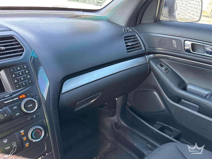 2016-ford-explorer-image-19