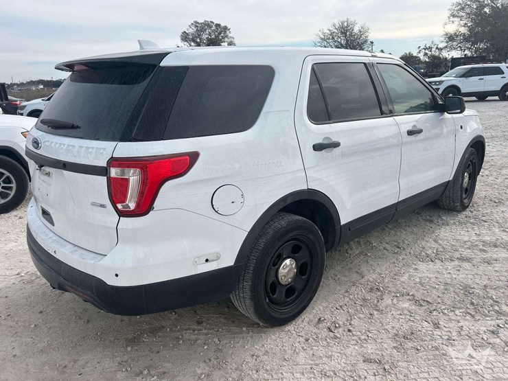 2016-ford-explorer-image-3