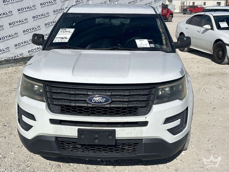 2016-ford-explorer-image-21