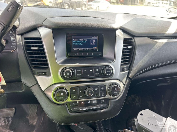 2015-chevrolet-suburban-image-15