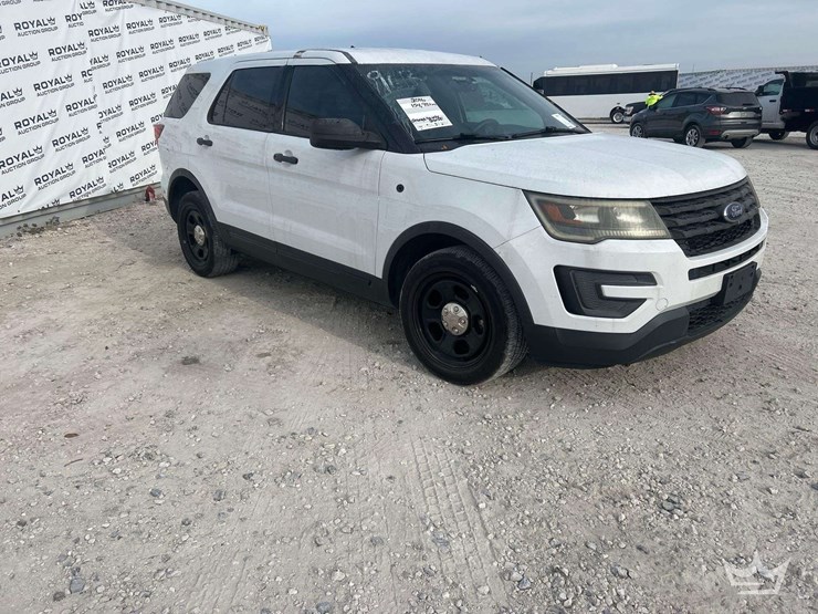 2016-ford-explorer-image-2