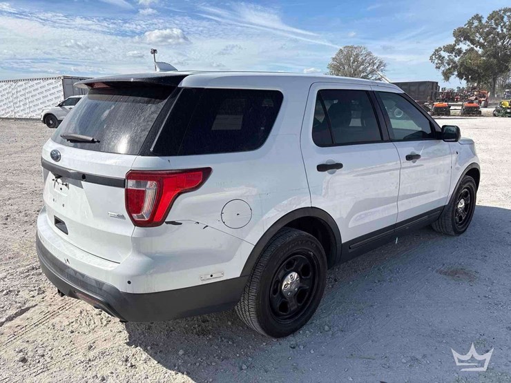 2016-ford-explorer-image-3