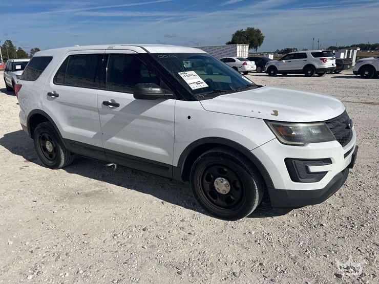 2016-ford-explorer-image-2