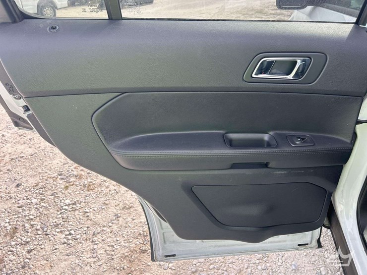 2016-ford-explorer-image-16