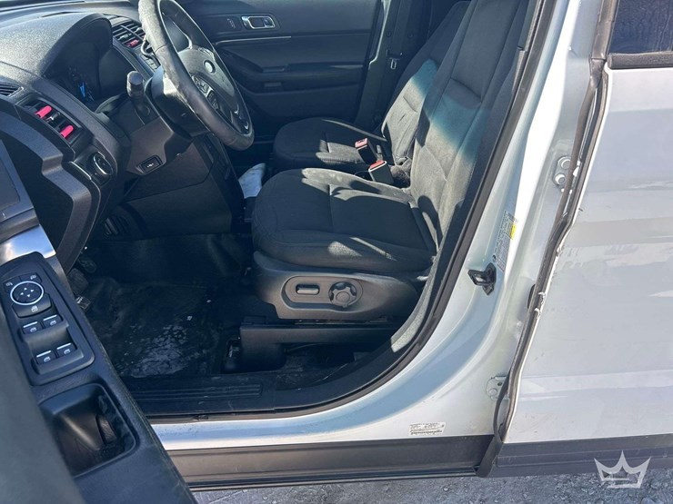 2016-ford-explorer-image-13