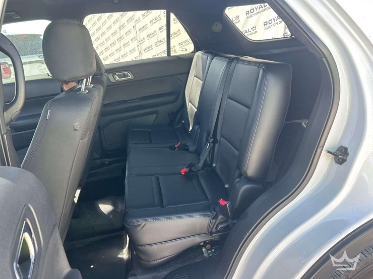 2016-ford-explorer-image-16