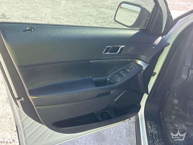 2016-ford-explorer-image-11