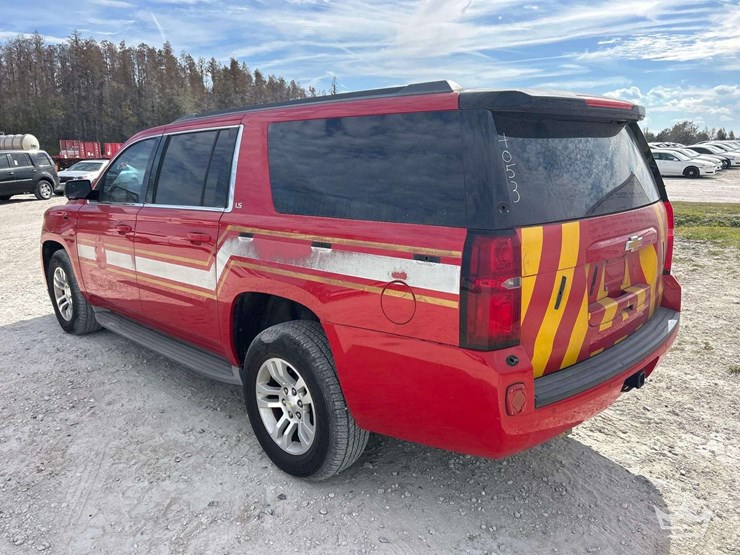 2015-chevrolet-suburban-image-4