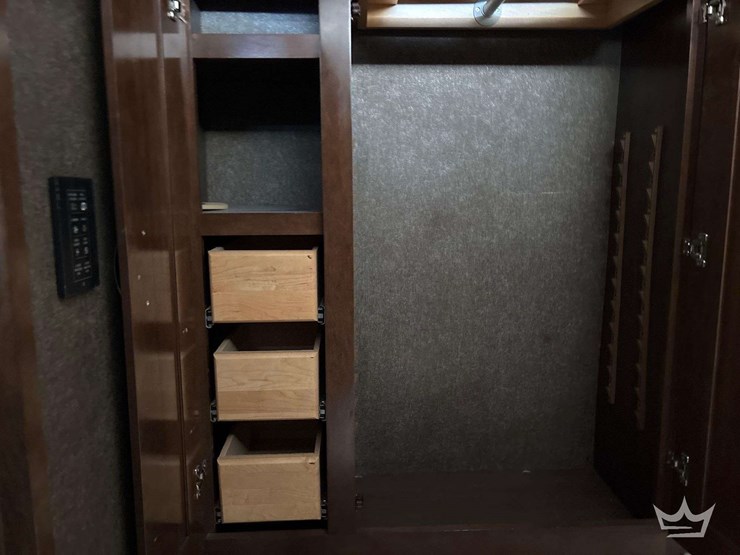 2018-freightliner-thor-venetian-400xcr-a40-41ft.-class-a-motorhome-image-40