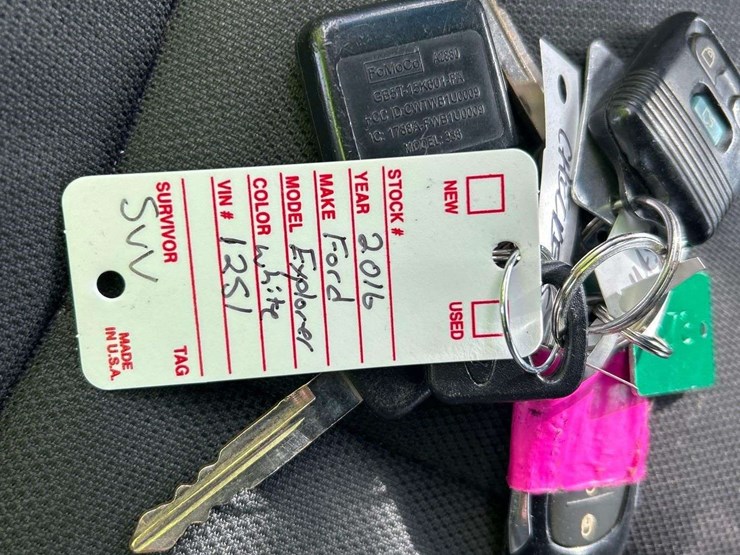 2016-ford-explorer-image-24