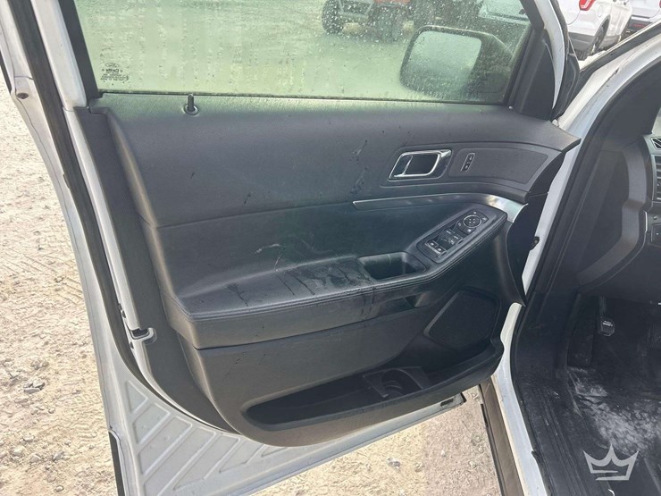 2016-ford-explorer-image-11