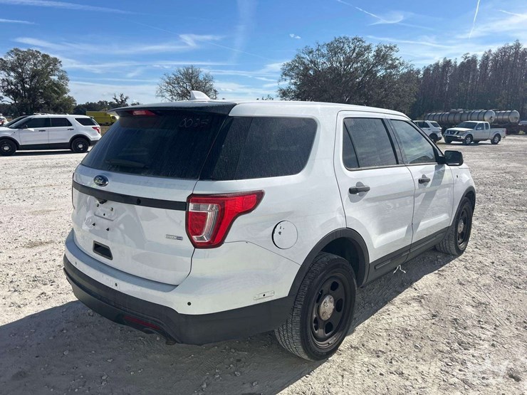 2016-ford-explorer-image-3