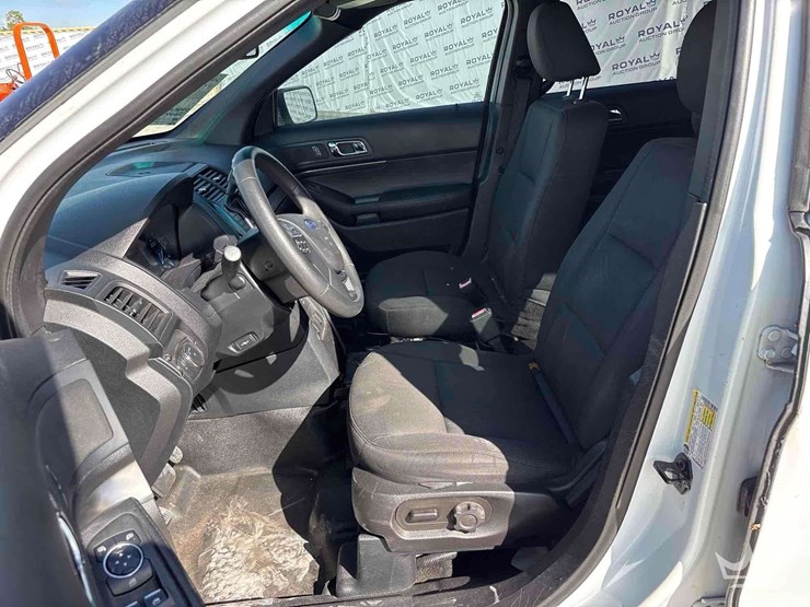 2016-ford-explorer-image-12