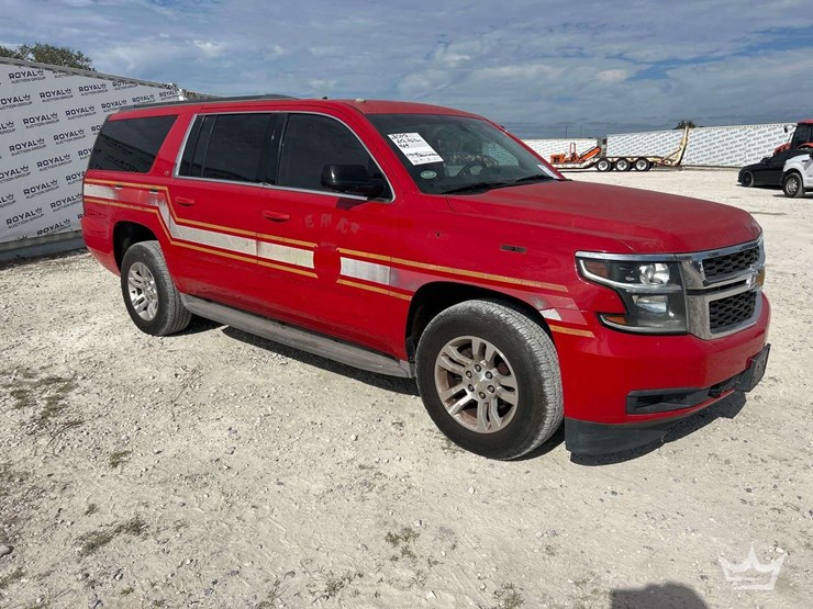 2015-chevrolet-suburban-image-2