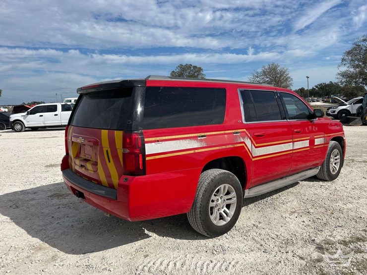 2015-chevrolet-suburban-image-3