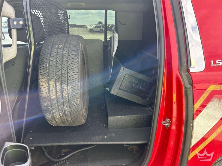 2015-chevrolet-suburban-image-17