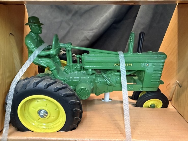 ertl-john-deere-model-a-image-3