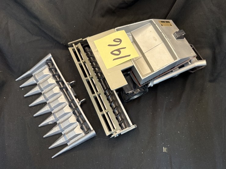 gleaner-r60-combine-w/-heads-image-3