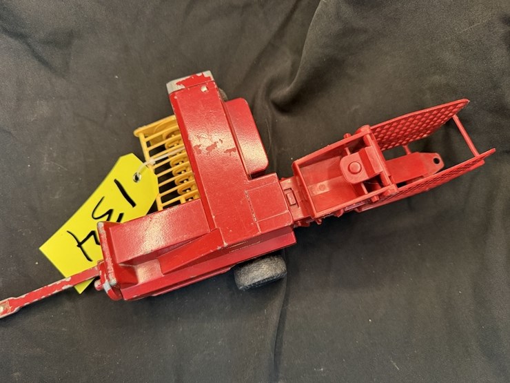 ertl-new-holland-square-baler-image-2