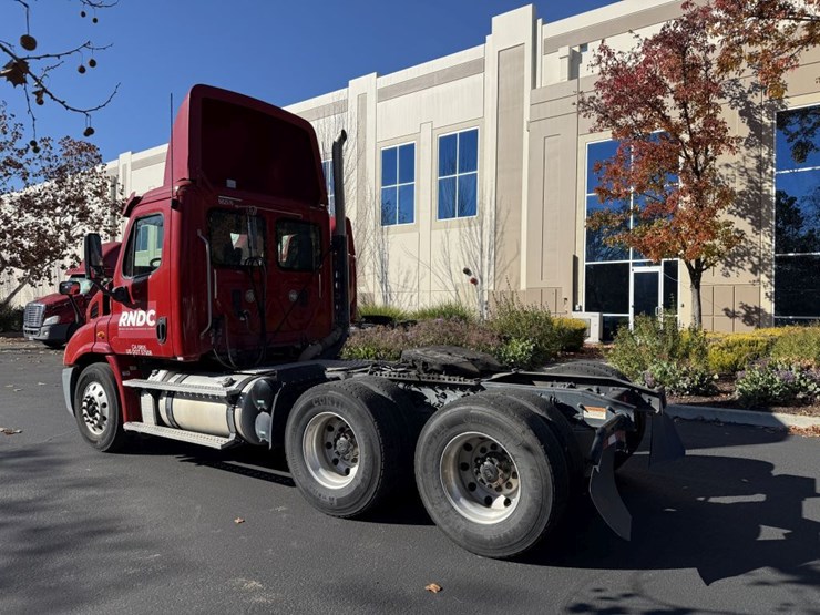 2014-freightliner-tandem-axle-day-cab-truck-tractor-image-4