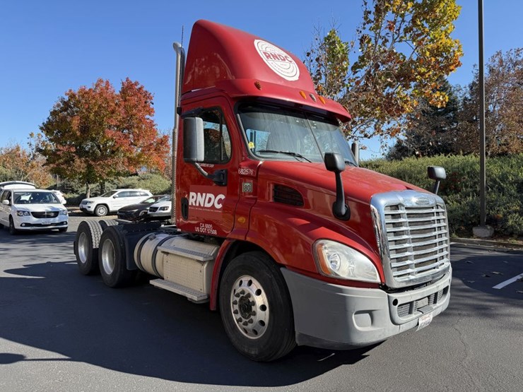 2014-freightliner-tandem-axle-day-cab-truck-tractor-image-2