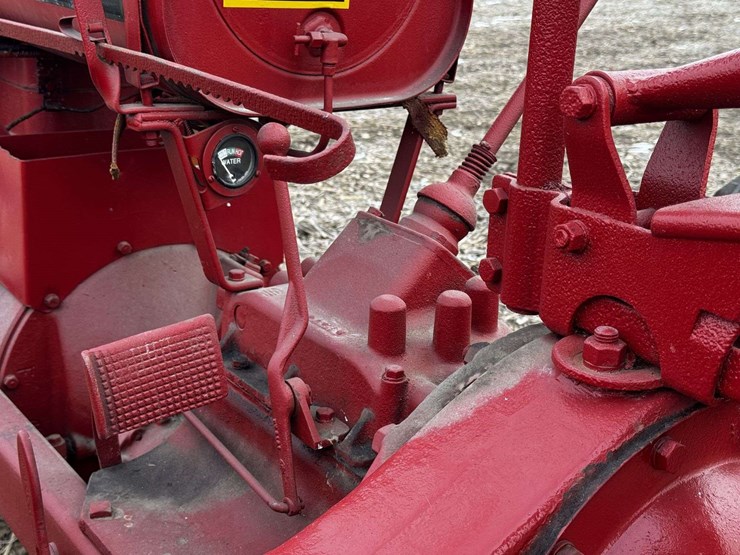 farmall-f-20-narrow-front-on-rubber-image-36