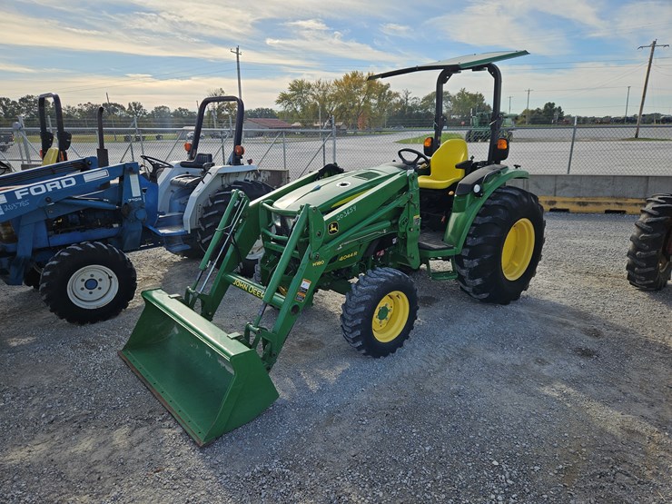 john-deere-4044r-image-1