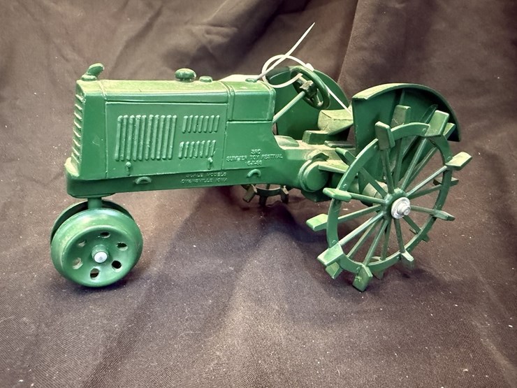 scale-models-oliver-70-row-crop-image-2