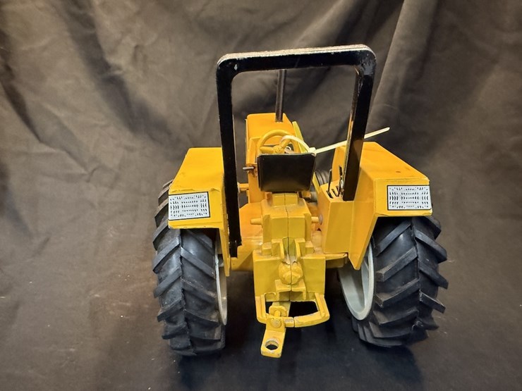 ertl-white-american-60-(yellow)-image-6