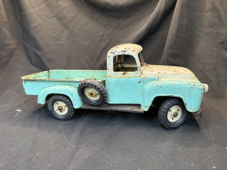 tru-scale-international-harvester-pickup-image-3