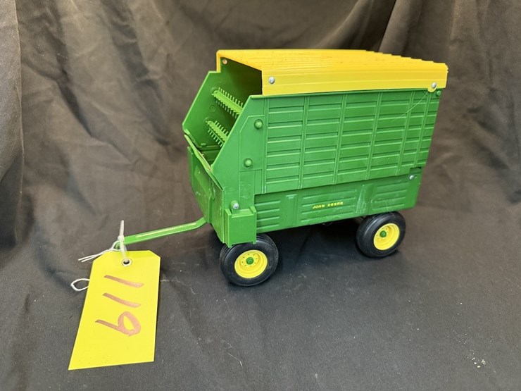 ertl-john-deere-chopper-box-image-1