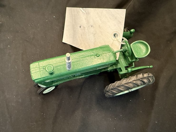 ertl-oliver-880-tractor-image-2