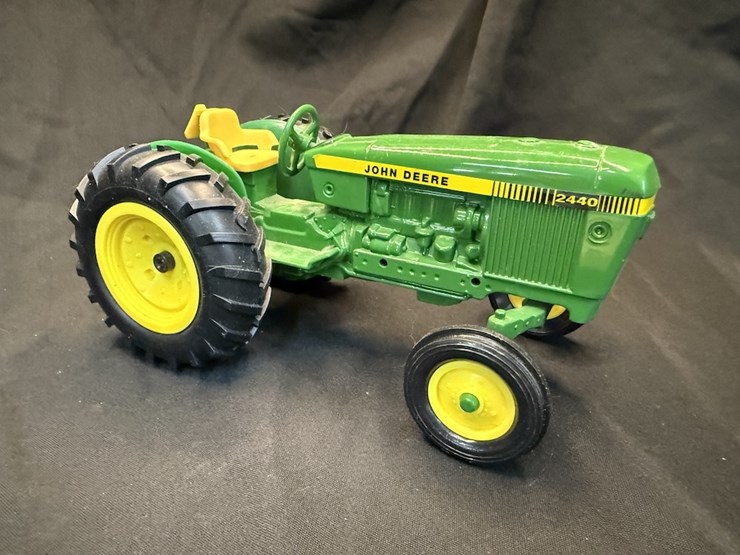 ertl-john-deere-4240-image-2