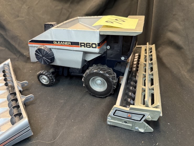 gleaner-r60-combine-w/-heads-image-5