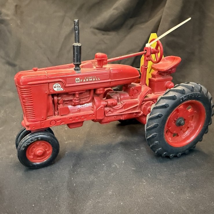 Ertl Farmall Super M-TA