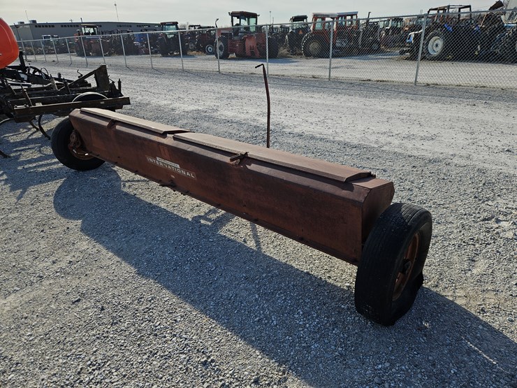 #203935-•-international-fert-spreader-image-3