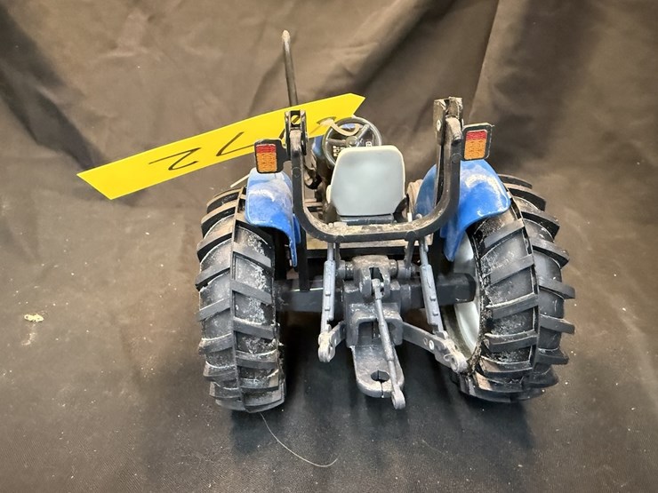 ertl-new-holland-tn75-image-4