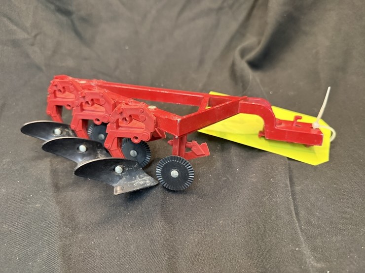 ertl-ih-plow-image-1