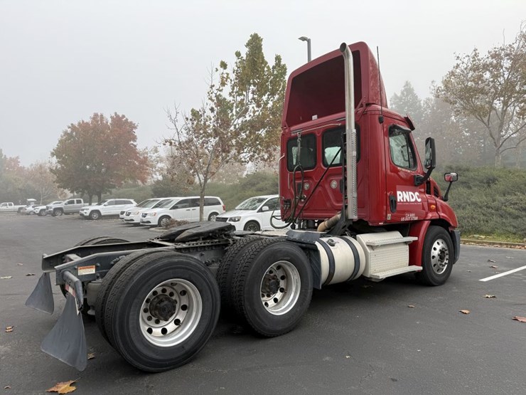 2014-freightliner-tandem-axle-day-cab-truck-tractor-image-3