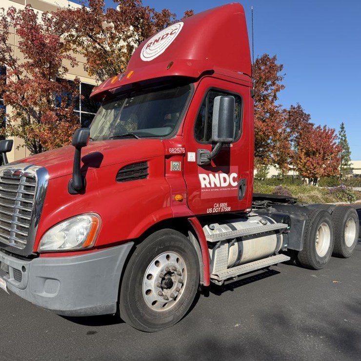 2014 FREIGHTLINER TANDEM AXLE DAY CAB TRUCK TRACTOR
